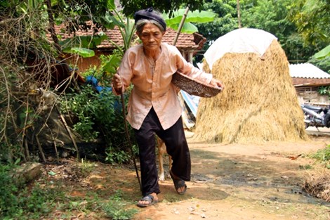 Gặp lại cặp vợ chồng duy nhất giữ tục ăn đất cổ xưa - 4