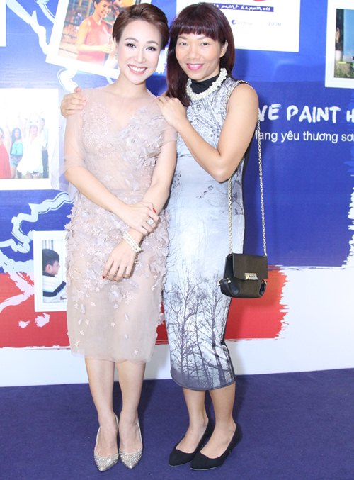 Uyên Linh tình cảm ôm Dũng quot;khùngquot; tại sự kiện - 10