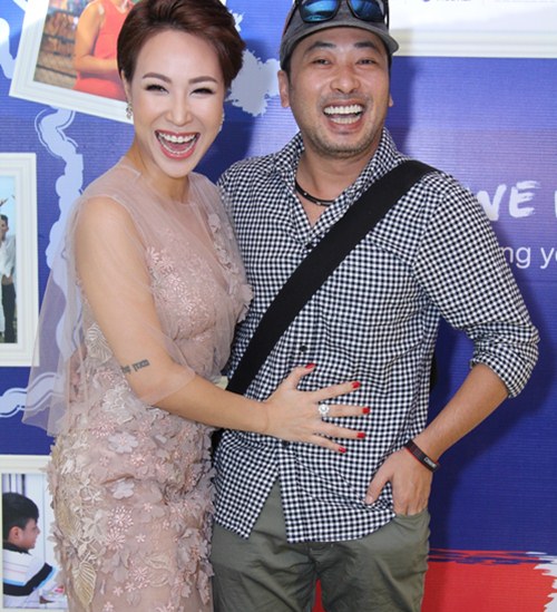 Uyên Linh tình cảm ôm Dũng quot;khùngquot; tại sự kiện - 2