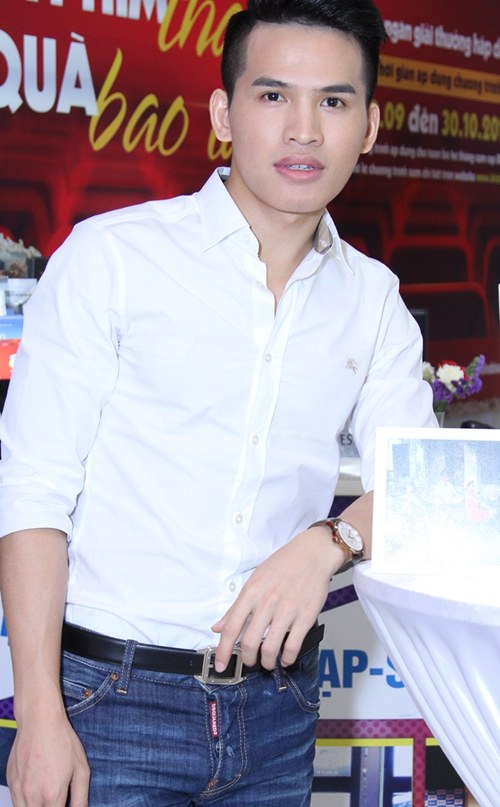 Uyên Linh tình cảm ôm Dũng quot;khùngquot; tại sự kiện - 5