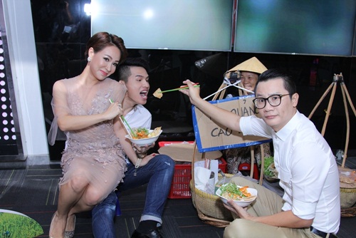 Uyên Linh tình cảm ôm Dũng quot;khùngquot; tại sự kiện - 6