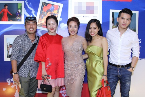 Uyên Linh tình cảm ôm Dũng quot;khùngquot; tại sự kiện - 8