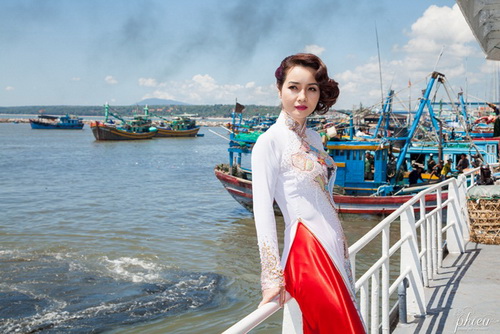Mai Thu Huyền quot;đội nắngquot; chụp hình ngoài đảo - 2