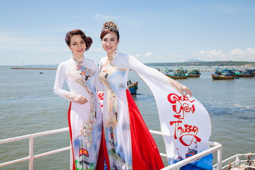 Mai Thu Huyền quot;đội nắngquot; chụp hình ngoài đảo - 4