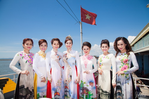 Mai Thu Huyền quot;đội nắngquot; chụp hình ngoài đảo - 5