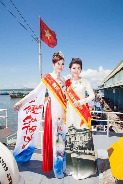 Mai Thu Huyền quot;đội nắngquot; chụp hình ngoài đảo - 8