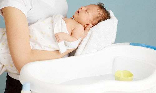 8 sai lầm mẹ thường mắc khi tắm cho bé sơ sinh mùa thu - 1