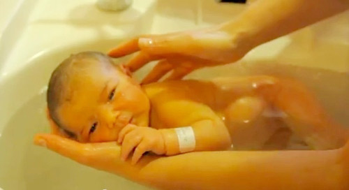 8 sai lầm mẹ thường mắc khi tắm cho bé sơ sinh mùa thu - 3