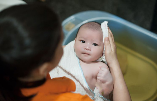 8 sai lầm mẹ thường mắc khi tắm cho bé sơ sinh mùa thu - 4