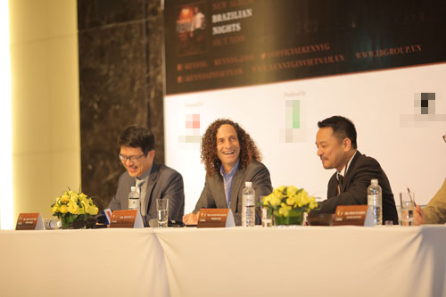 Kenny G trực tiếp thổi saxophone hơn 1 phút tại họp báo - 1