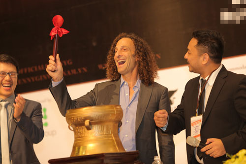 Kenny G trực tiếp thổi saxophone hơn 1 phút tại họp báo - 10