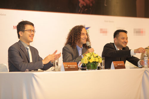 Kenny G trực tiếp thổi saxophone hơn 1 phút tại họp báo - 2