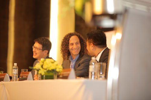 Kenny G trực tiếp thổi saxophone hơn 1 phút tại họp báo - 4