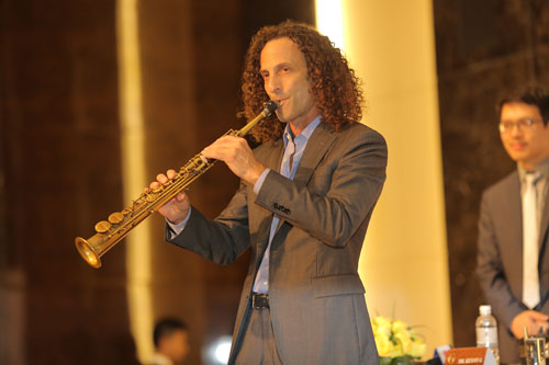 Kenny G trực tiếp thổi saxophone hơn 1 phút tại họp báo - 5