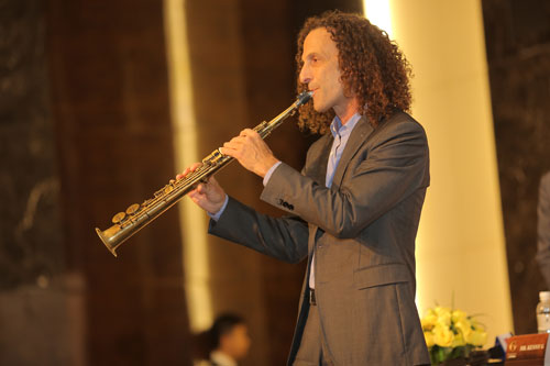 Kenny G trực tiếp thổi saxophone hơn 1 phút tại họp báo - 6