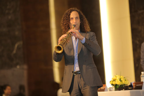Kenny G trực tiếp thổi saxophone hơn 1 phút tại họp báo - 7