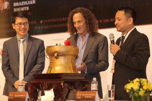Kenny G trực tiếp thổi saxophone hơn 1 phút tại họp báo - 9