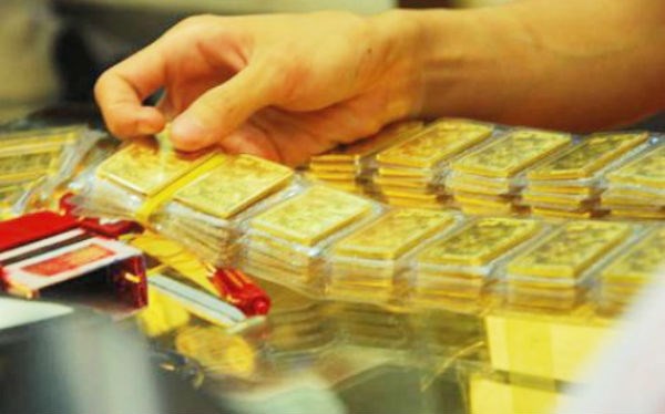 Giá vàng tiếp tục “bốc hỏa”, USD hạ nhiệt - 1