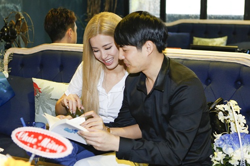 Đông Nhi quấn quýt bên Ông Cao Thắng tại sự kiện - 1