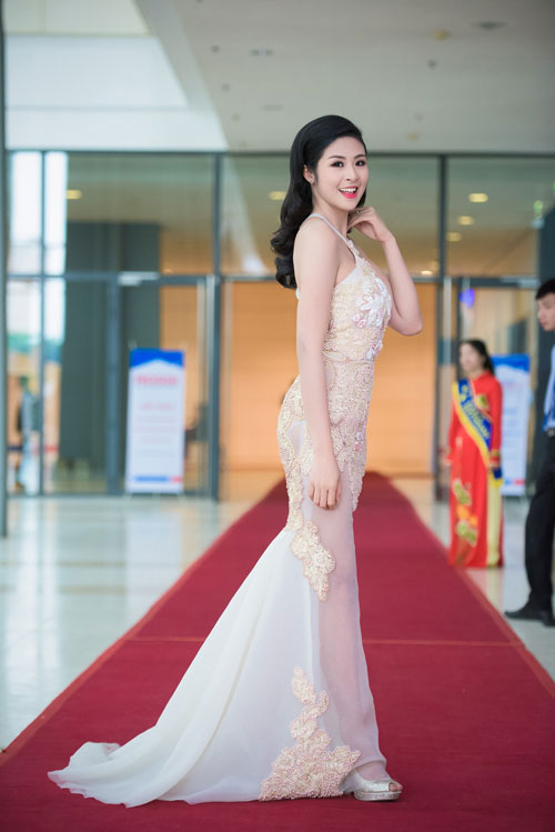 HH Ngọc Hân khoe da trắng nõn, đường cong gợi cảm - 1