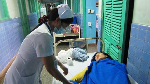 Ăn bánh mì, hàng chục người nhập viện cấp cứu - 2