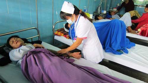 Ăn bánh mì, hàng chục người nhập viện cấp cứu - 1