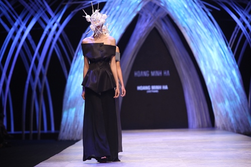 Hai NTK nam quot;khuấy đảoquot; sàn diễn ở đêm thứ 2 VIFW - 1