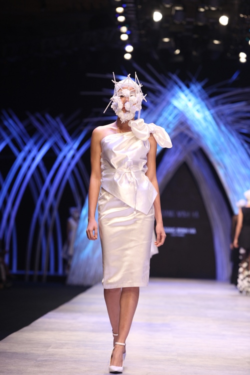 Hai NTK nam quot;khuấy đảoquot; sàn diễn ở đêm thứ 2 VIFW - 4