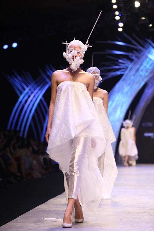 Hai NTK nam quot;khuấy đảoquot; sàn diễn ở đêm thứ 2 VIFW - 7