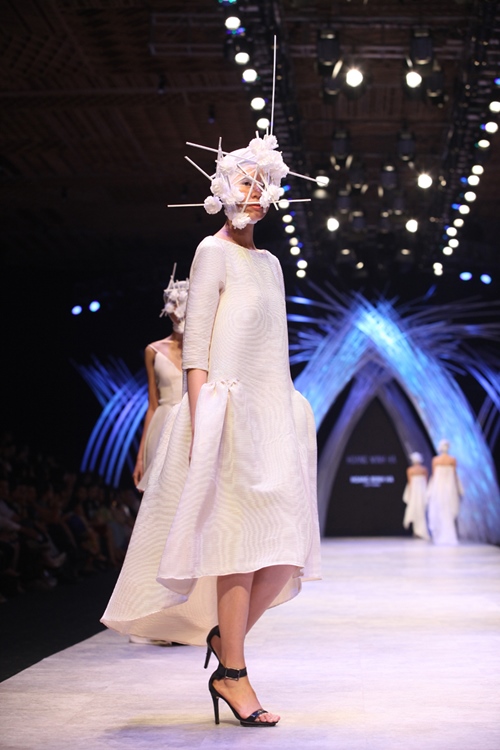 Hai NTK nam quot;khuấy đảoquot; sàn diễn ở đêm thứ 2 VIFW - 8