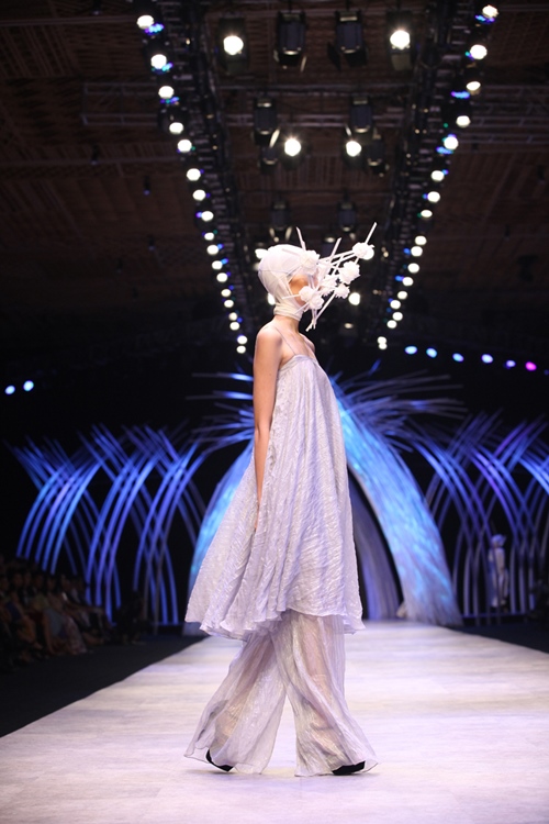 Hai NTK nam quot;khuấy đảoquot; sàn diễn ở đêm thứ 2 VIFW - 9