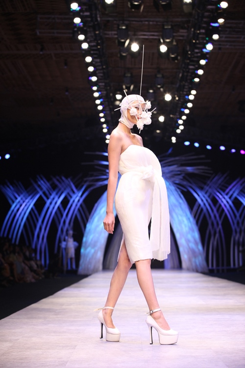 Hai NTK nam quot;khuấy đảoquot; sàn diễn ở đêm thứ 2 VIFW - 5