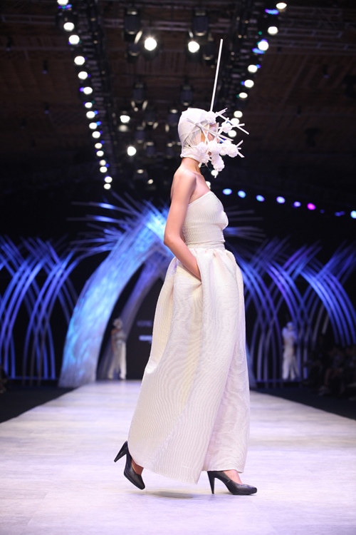 Hai NTK nam quot;khuấy đảoquot; sàn diễn ở đêm thứ 2 VIFW - 10