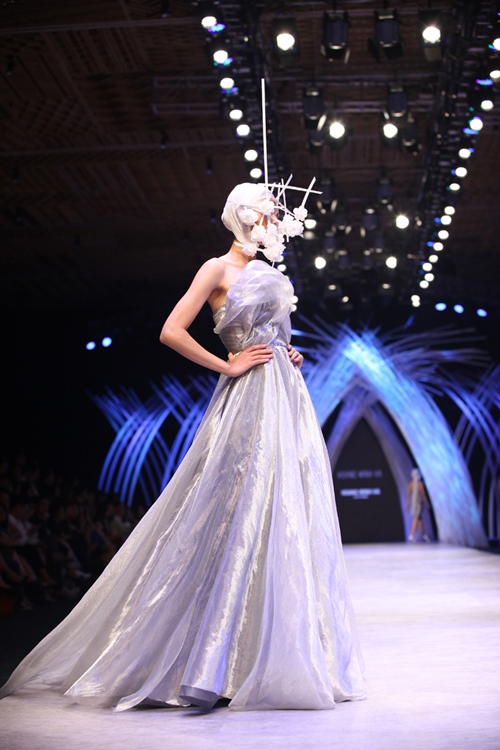 Hai NTK nam quot;khuấy đảoquot; sàn diễn ở đêm thứ 2 VIFW - 11