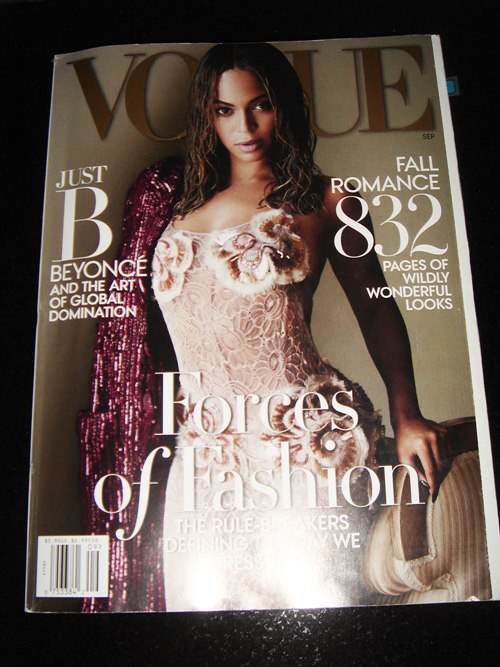 Ca sĩ Hà Phương xuất hiện ảnh quảng cáo trên Vogue Mỹ - 1