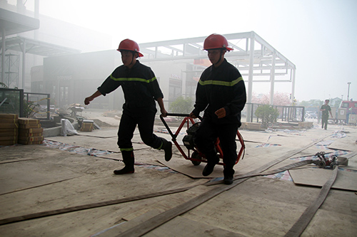 HN: Gần 600 người tham gia diễn tập phòng chống cháy nổ - 13