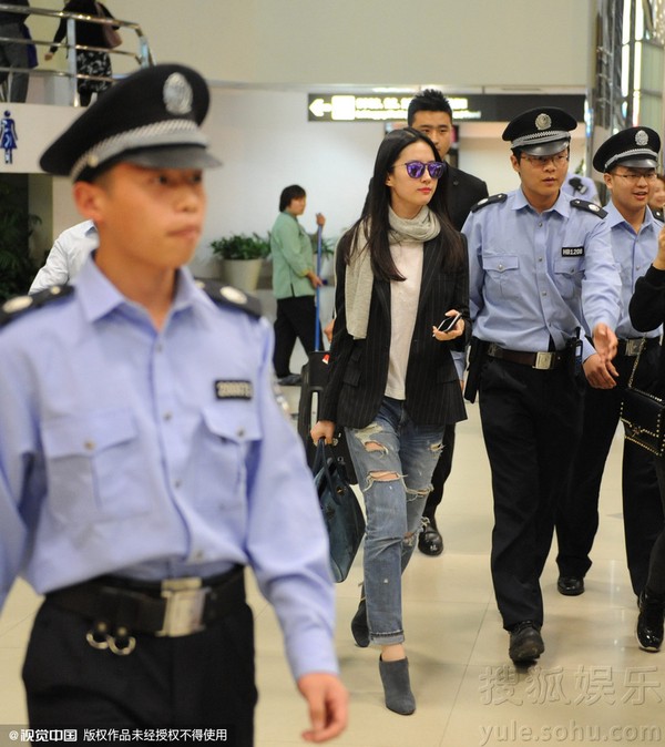 Cảnh sát đích thân hộ tống cho Lưu Diệc Phi - 1