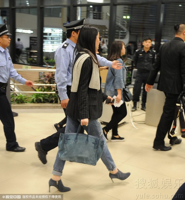 Cảnh sát đích thân hộ tống cho Lưu Diệc Phi - 2