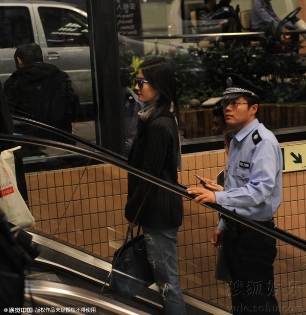 Cảnh sát đích thân hộ tống cho Lưu Diệc Phi - 4