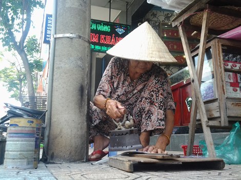 Cụ bà 75 tuổi và nghề ép giấy bằng bàn ủi con gà - 1