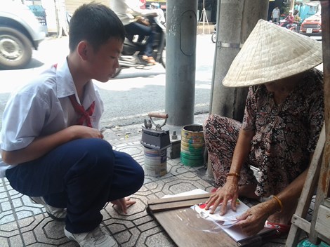 Cụ bà 75 tuổi và nghề ép giấy bằng bàn ủi con gà - 12