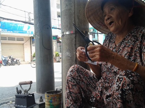 Cụ bà 75 tuổi và nghề ép giấy bằng bàn ủi con gà - 13