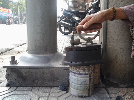 Cụ bà 75 tuổi và nghề ép giấy bằng bàn ủi con gà - 2