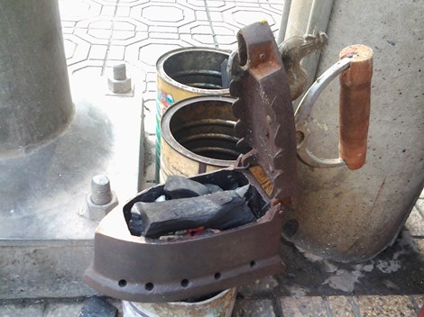 Cụ bà 75 tuổi và nghề ép giấy bằng bàn ủi con gà - 3