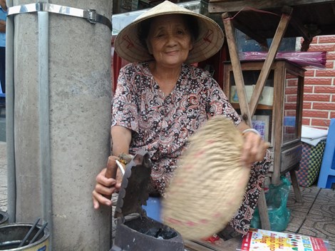 Cụ bà 75 tuổi và nghề ép giấy bằng bàn ủi con gà - 4