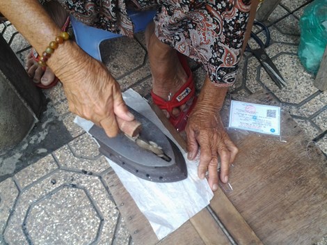 Cụ bà 75 tuổi và nghề ép giấy bằng bàn ủi con gà - 5