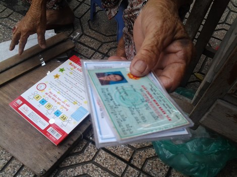 Cụ bà 75 tuổi và nghề ép giấy bằng bàn ủi con gà - 6