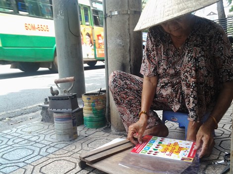 Cụ bà 75 tuổi và nghề ép giấy bằng bàn ủi con gà - 7