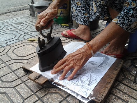 Cụ bà 75 tuổi và nghề ép giấy bằng bàn ủi con gà - 10