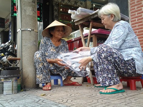 Cụ bà 75 tuổi và nghề ép giấy bằng bàn ủi con gà - 11